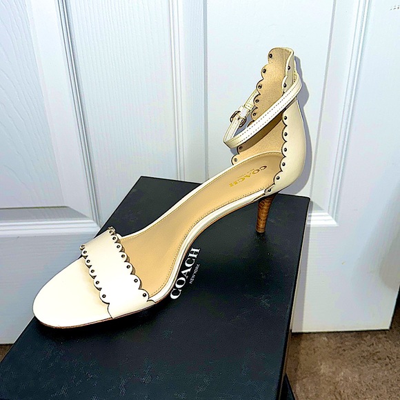 NWT Coach anyone? U can never wrong w/ a COACH 👠 . B Original 👛 💰 🔥 4 U Sis - Picture 7 of 17